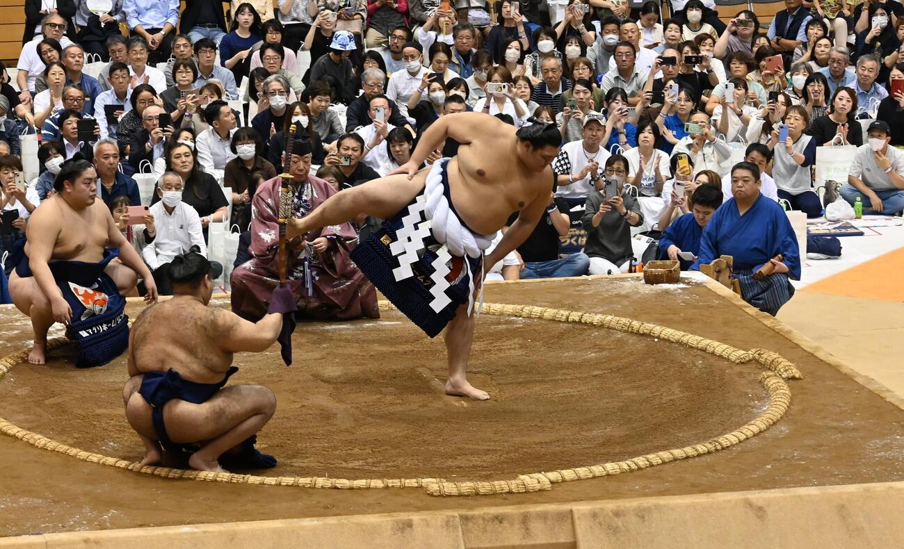 横綱土俵入りに臨む大の里
