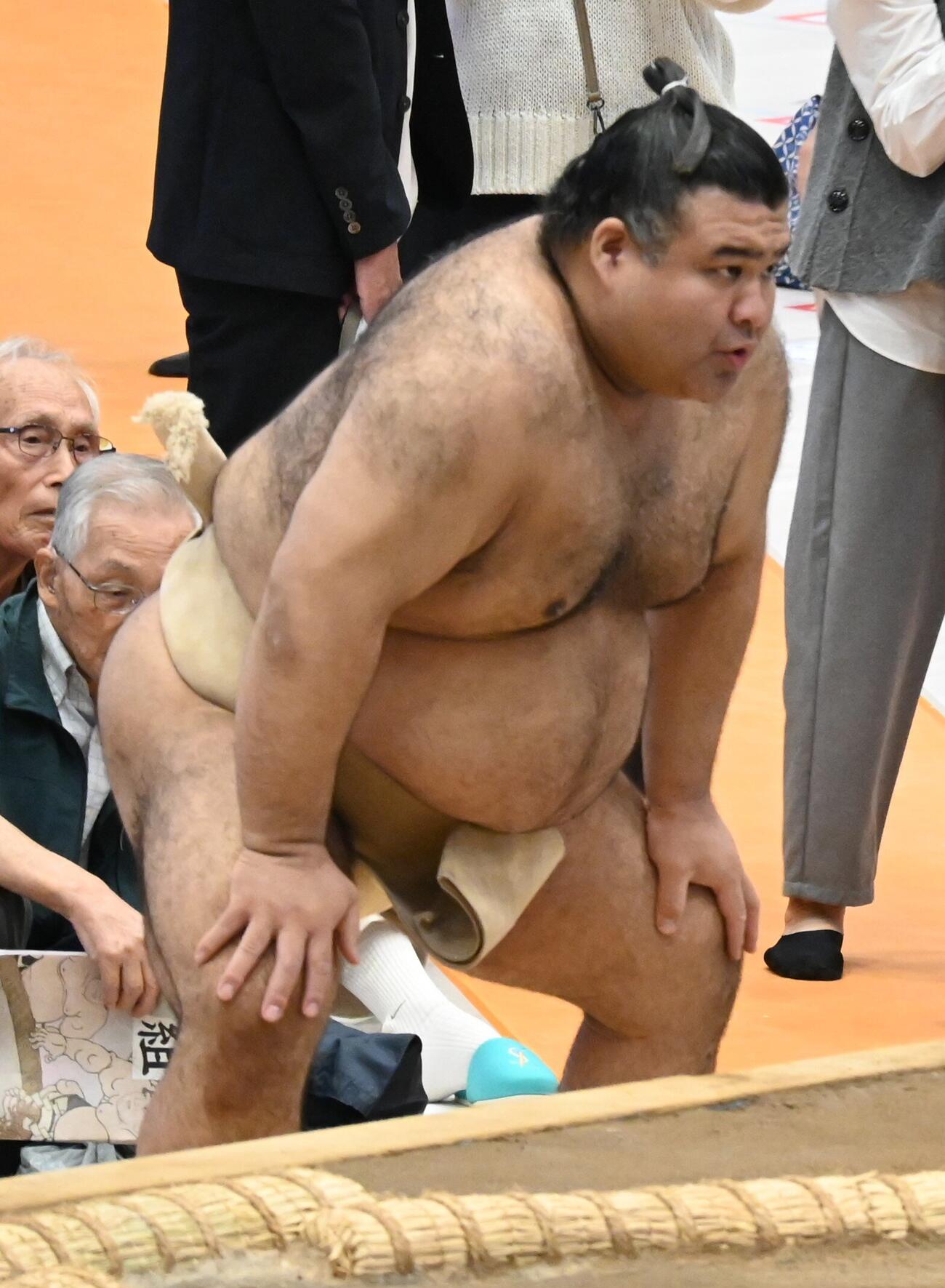 居残りで四股を踏む高安