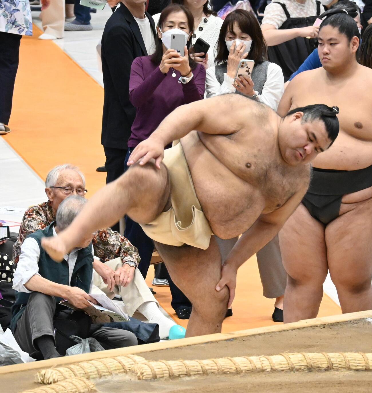 居残りで四股を踏む高安