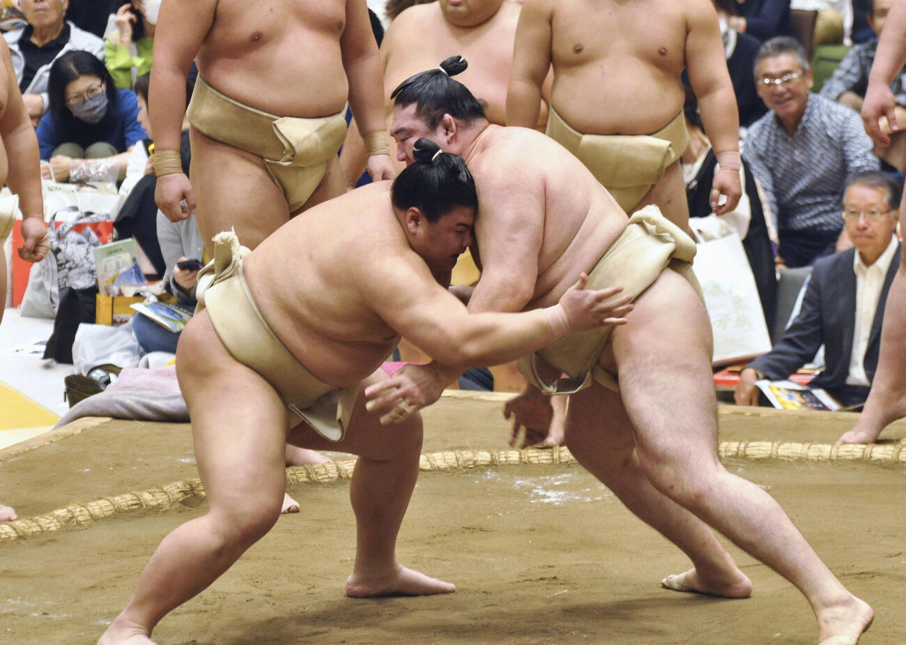 朝稽古で相撲を取る義ノ富士（左）(共同)