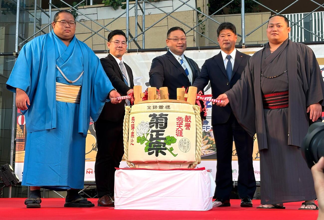 バンコク公演の国内発表会見に登壇した生田目（左）と高崎親方（中央）と翠富士（右）