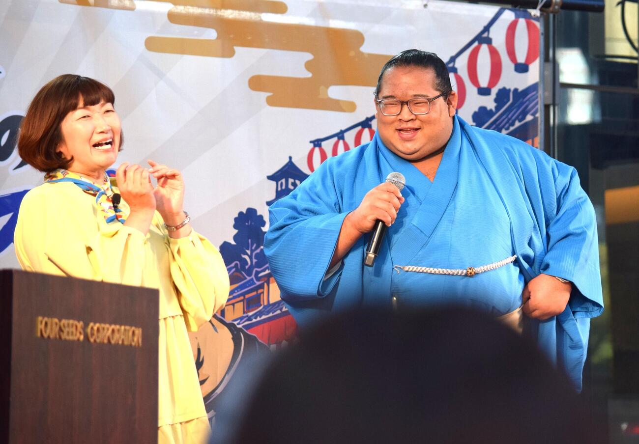 MCの川村エミコとトークする生田目