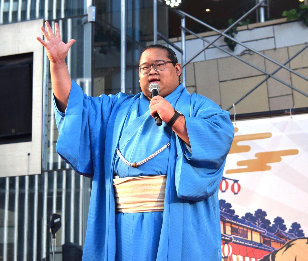 イベントでじゃんけんをする生田目