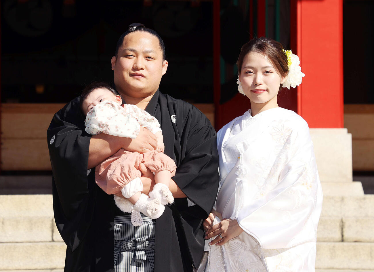 24年2月、長女一華ちゃんを抱き写真に納まる翠富士と千尋さん
