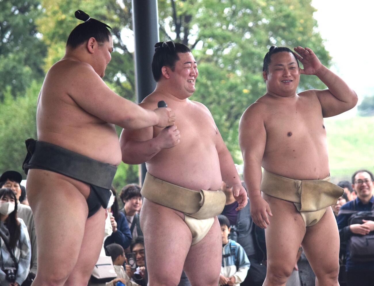 質問コーナーに登壇する、左から旭富士、嵐富士、翠富士