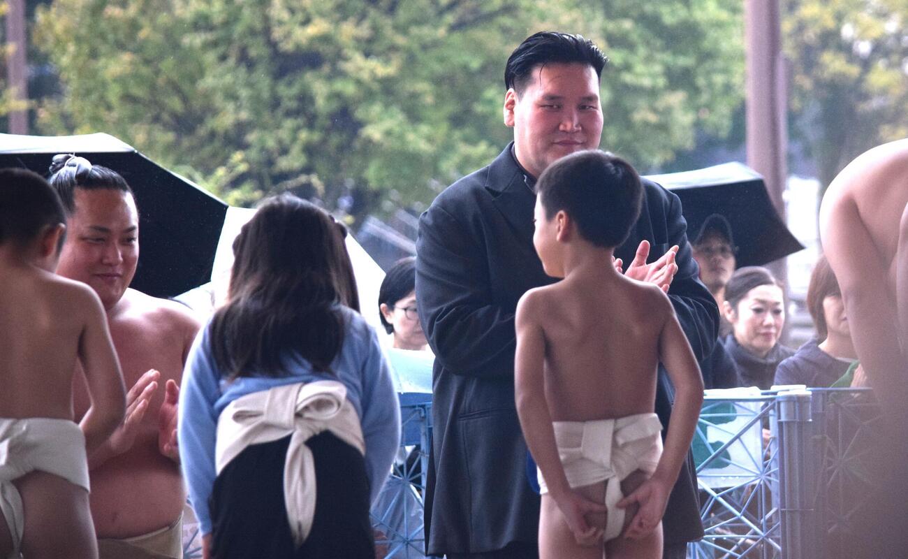 子どもたちに拍手を送る伊勢ケ浜親方