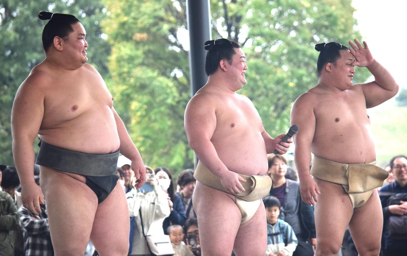 質問コーナーに登壇する、左から旭富士、嵐富士、翠富士