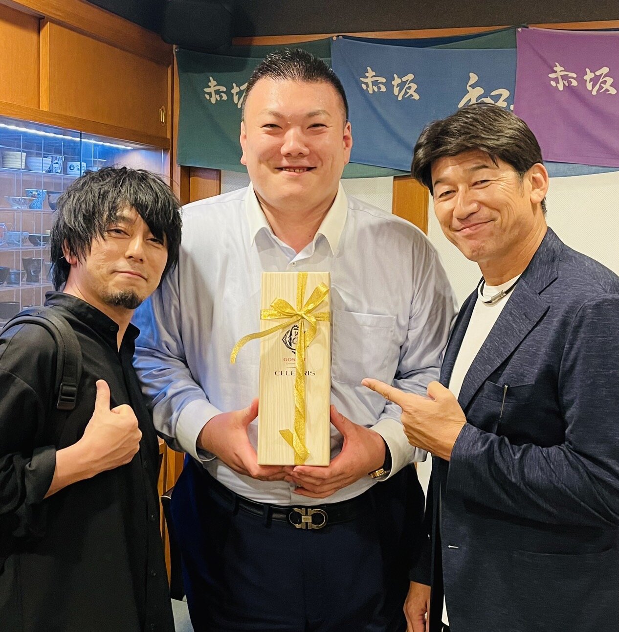 10月に40歳となった春日山親方（中央）。右は三浦大輔氏、左はアンダーグラフの真戸原直人（春日山親方提供写真）