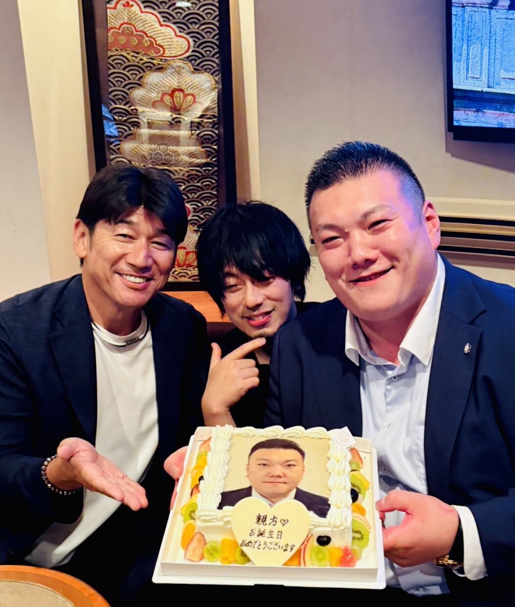 10月に40歳となった春日山親方（右）。左は三浦大輔氏、中央はアンダーグラフの真戸原直人（春日山親方提供写真）