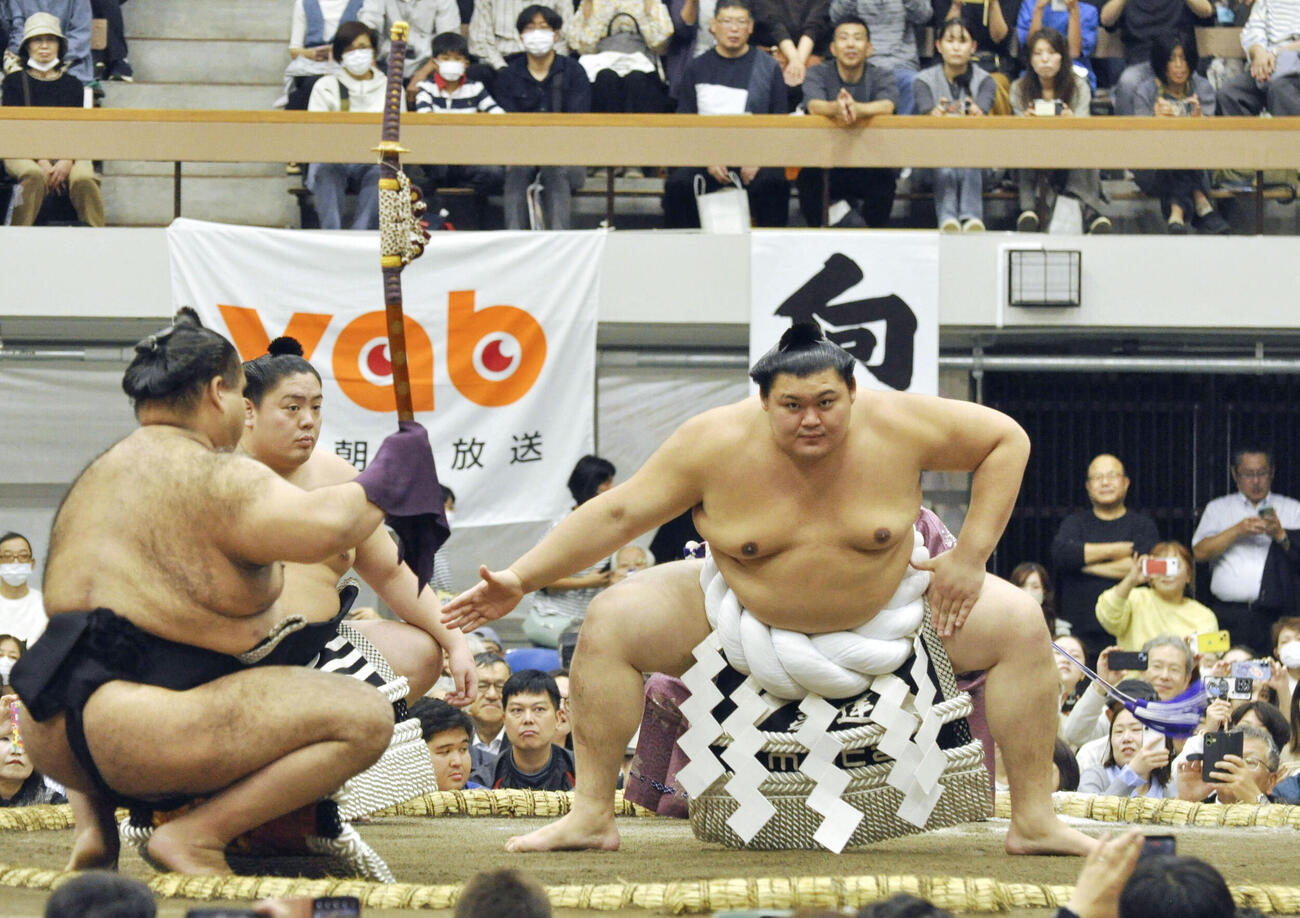 秋巡業最終日、横綱土俵入りを披露する大の里＝25日、山口県宇部市（共同）