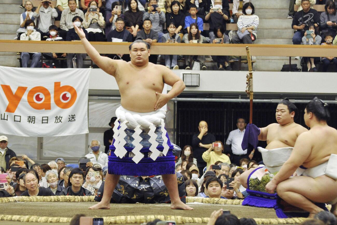 秋巡業最終日、横綱土俵入りを披露する豊昇龍＝25日、山口県宇部市（共同）
