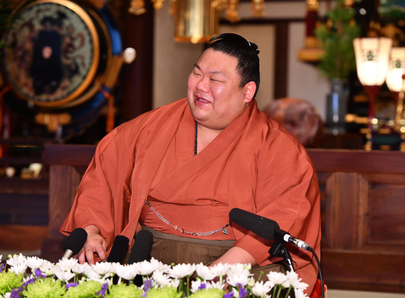 笑顔で会見を行う美ノ海（撮影・岩下翔太）