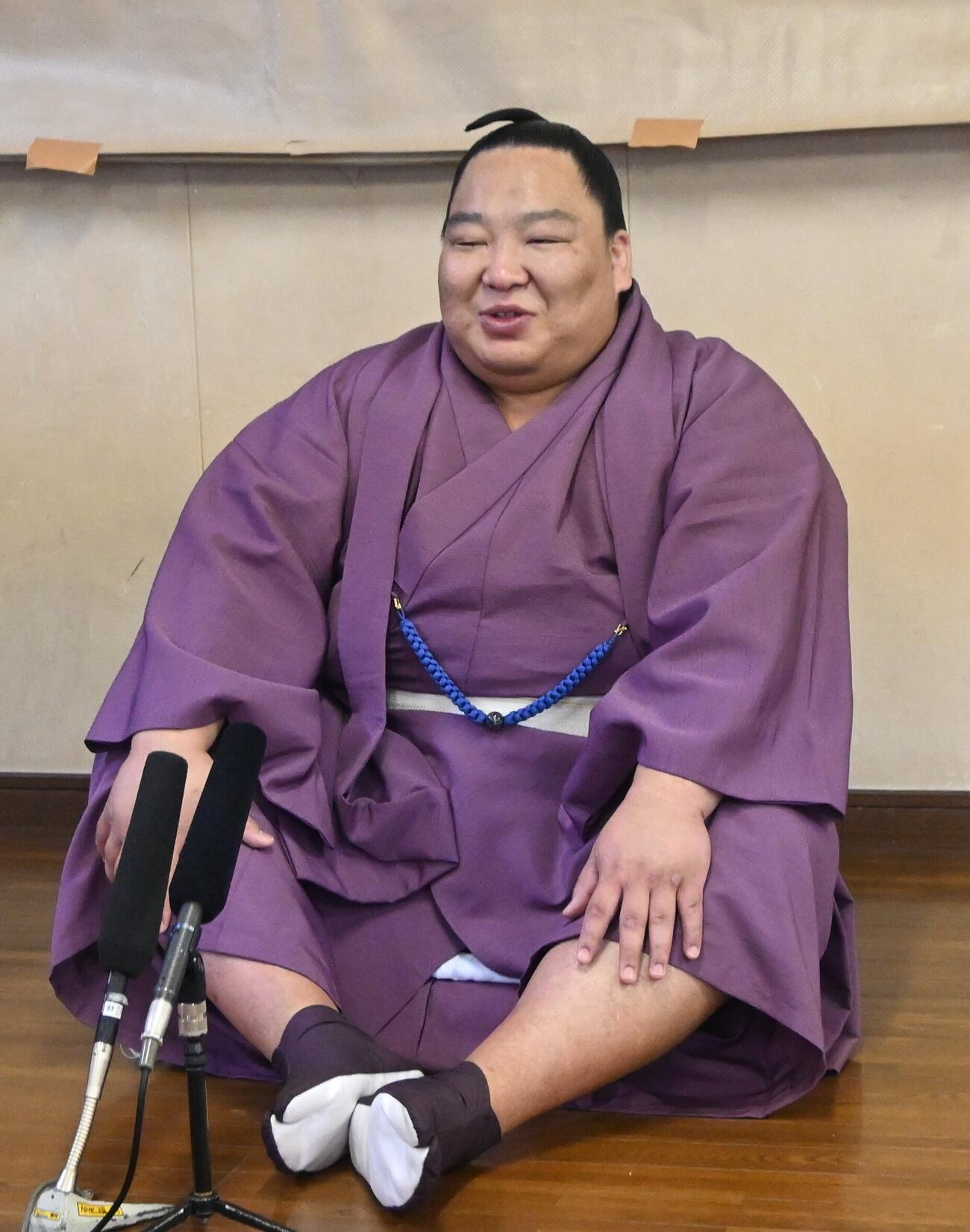 新入幕会見で笑顔を見せる出羽ノ龍