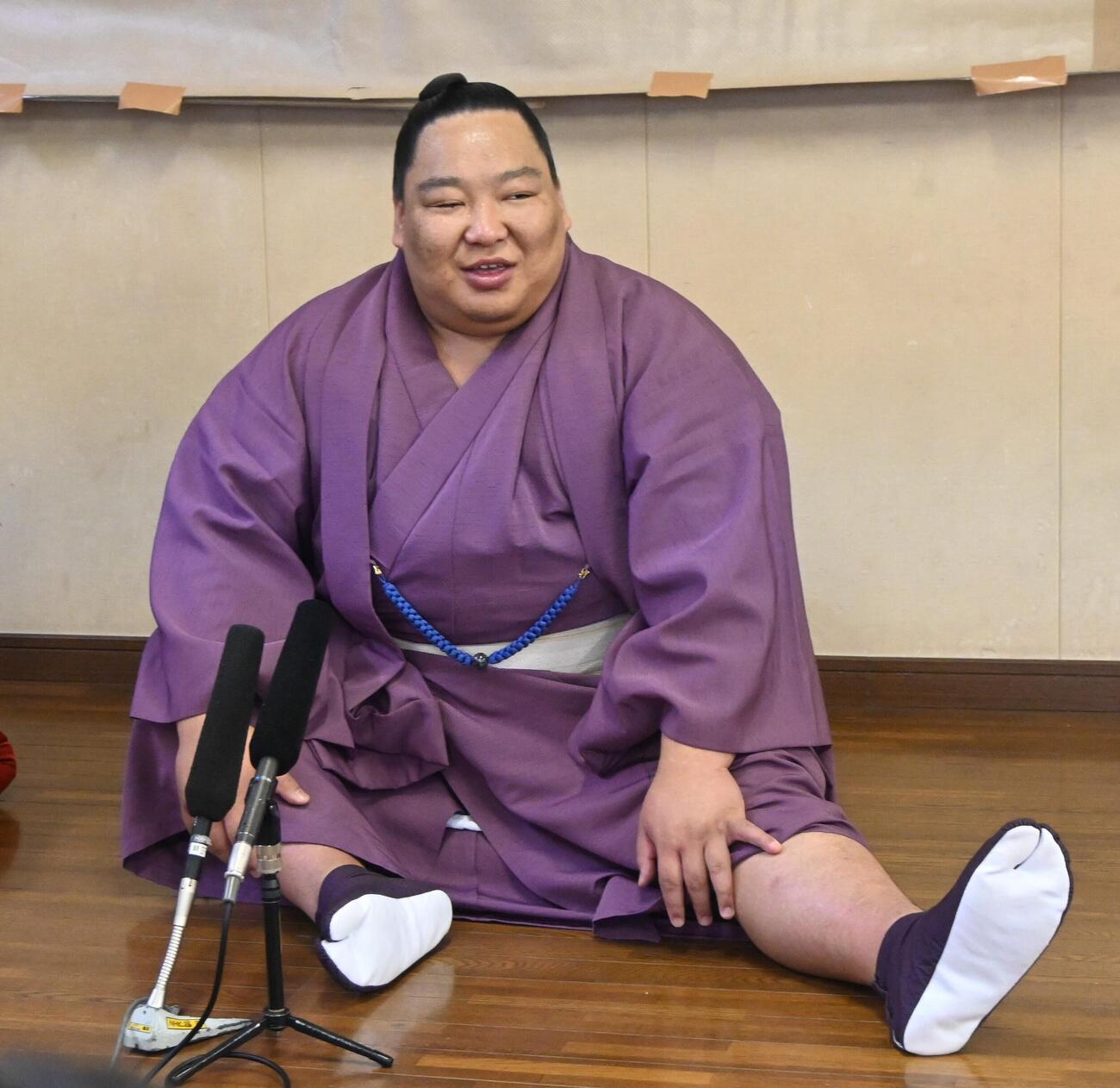 新入幕会見に臨む出羽ノ龍