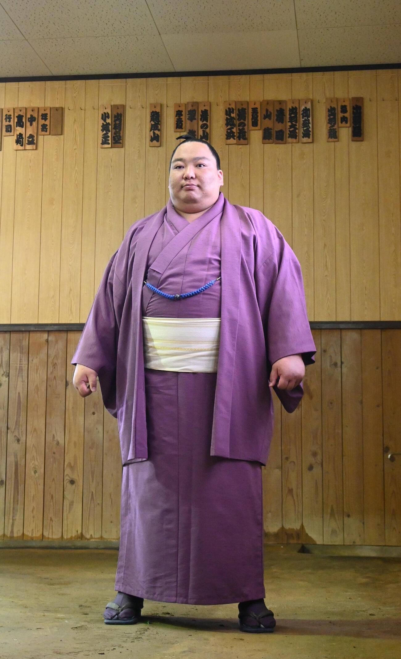 新入幕を果たし、部屋で記念撮影に臨む出羽ノ龍