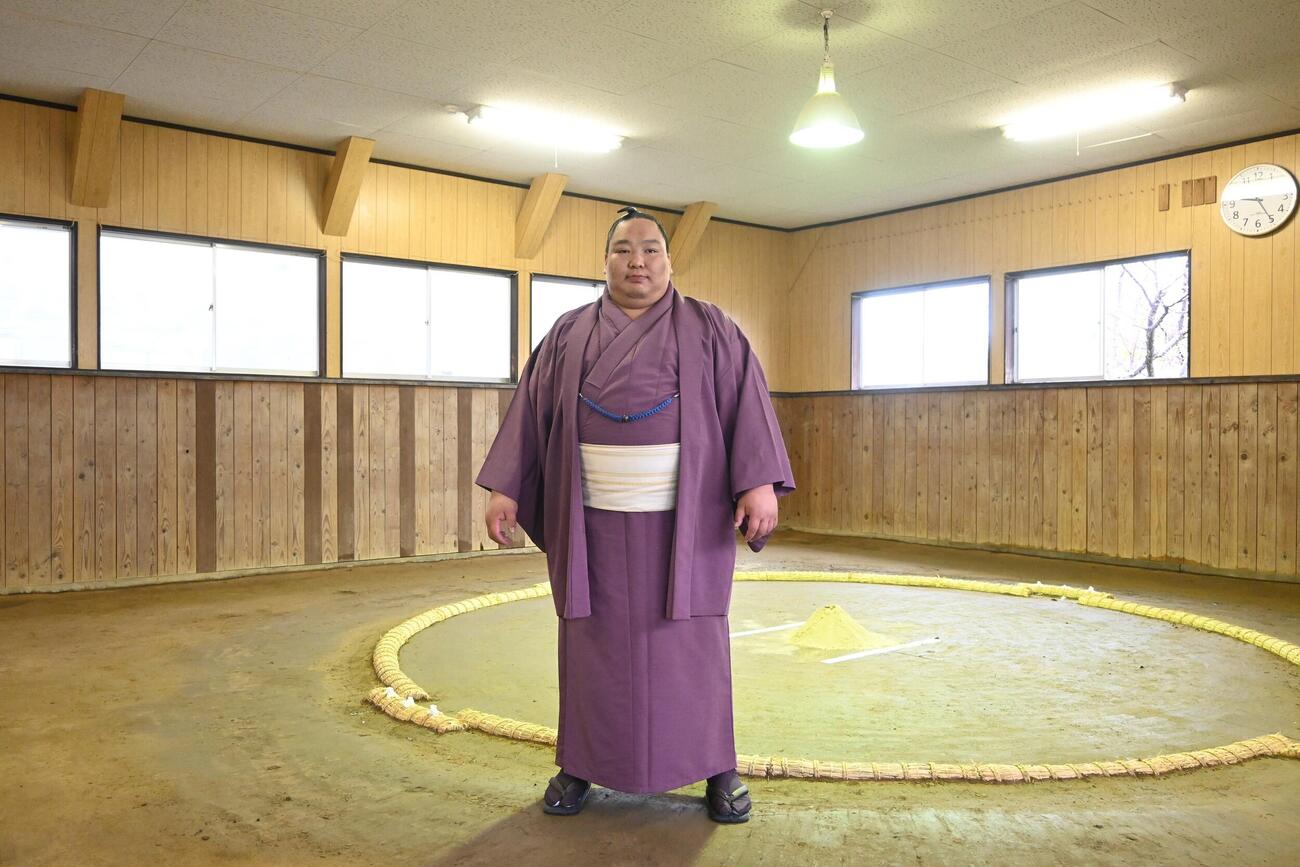 新入幕を果たし、部屋で記念撮影に臨む出羽ノ龍