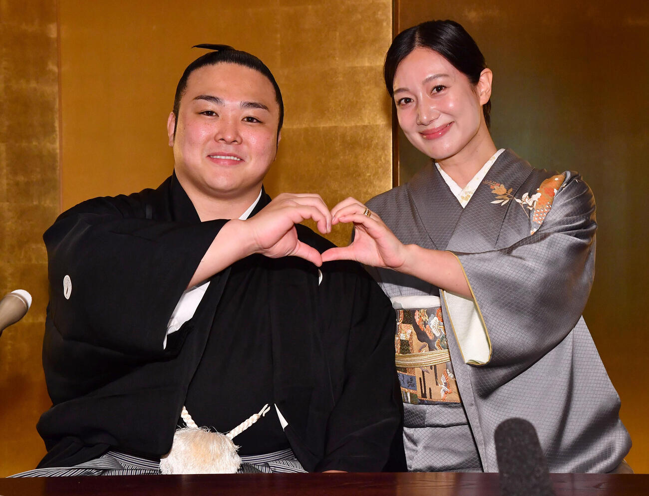 結婚会見で美希夫人（右）とハートをつくる炎鵬（撮影・岩下翔太）