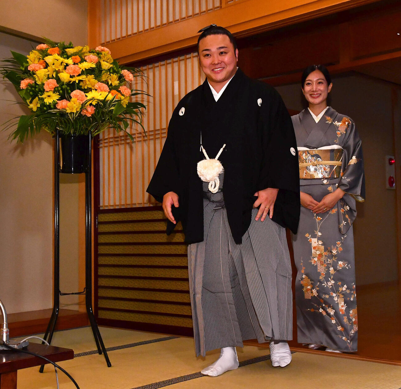 結婚会見の会場に入る炎鵬（左）と美希夫人（撮影・岩下翔太）