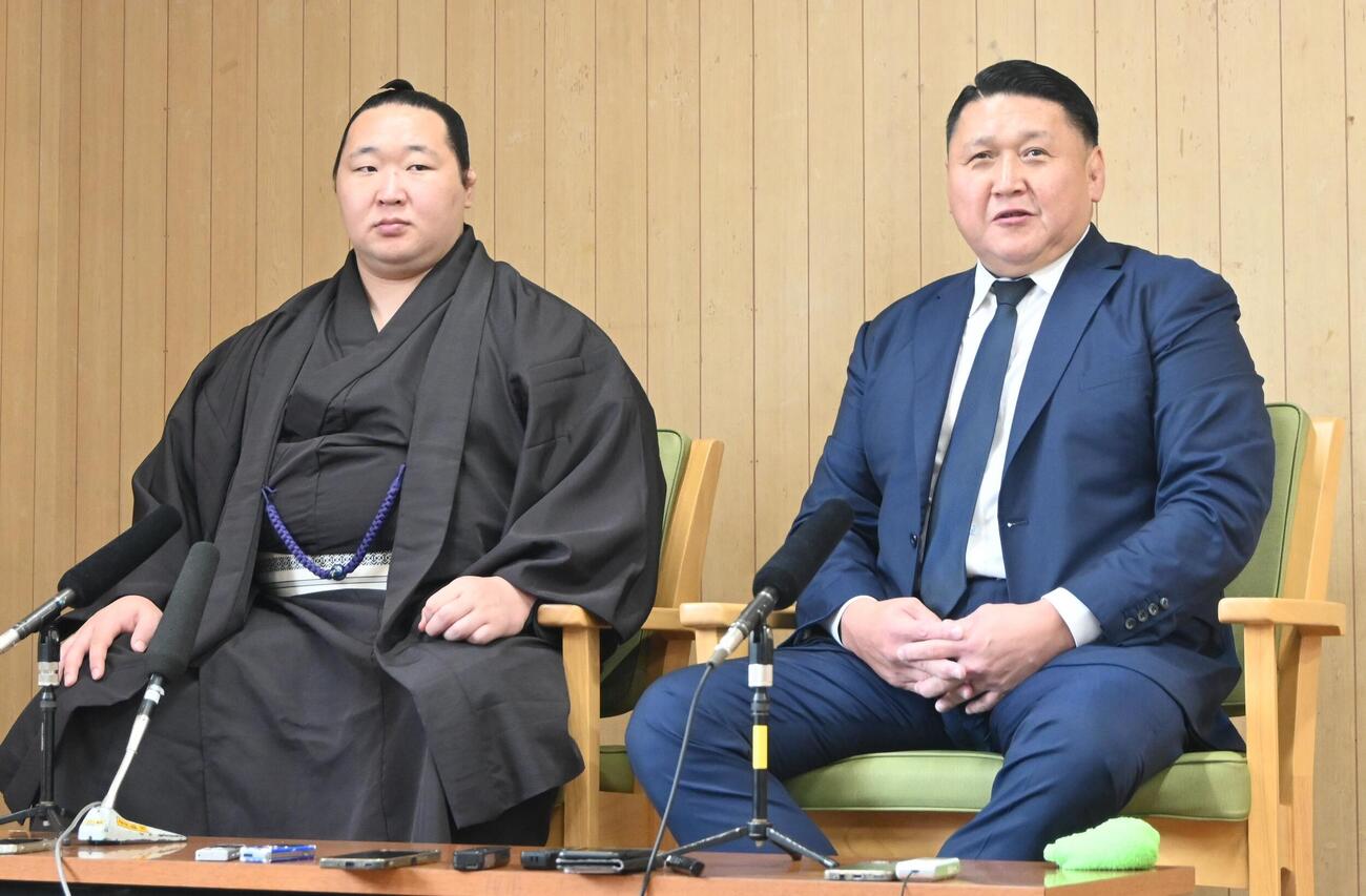 新入幕会見に臨む旭海雄（左）と大島親方（撮影・飯岡大暉）