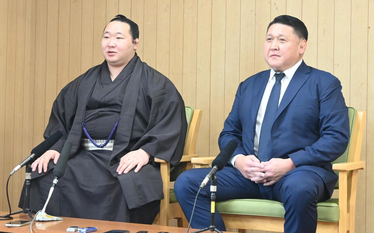 新入幕会見に臨む旭海雄（左）と大島親方（撮影・飯岡大暉）
