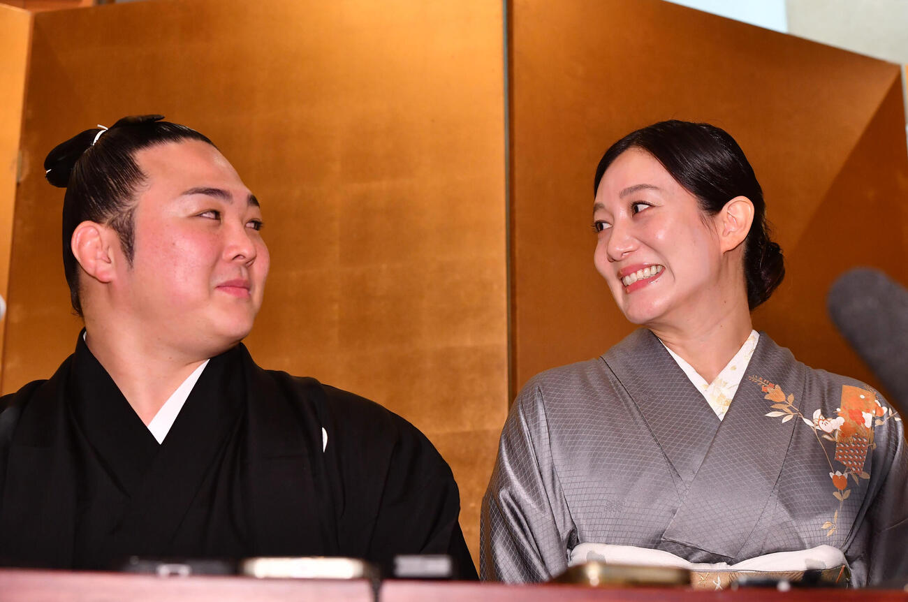 笑顔で結婚会見を行う炎鵬（左）と美希夫人（撮影・岩下翔太）