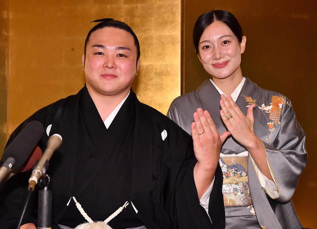 結婚会見で美希夫人（右）と婚約指輪を見せる炎鵬（撮影・岩下翔太）