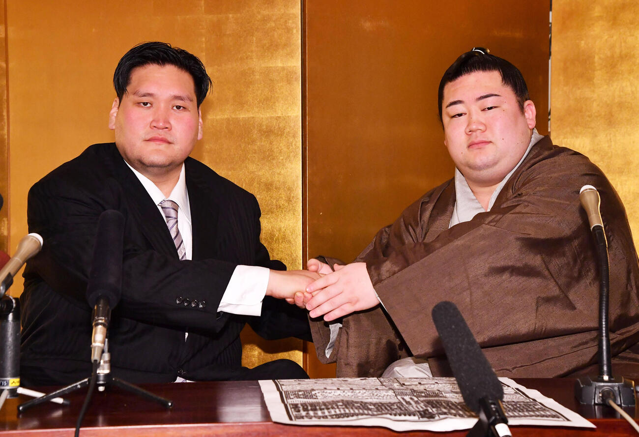新入幕会見で伊勢ケ浜親方（左）と握手を交わす嵐富士（撮影・岩下翔太）