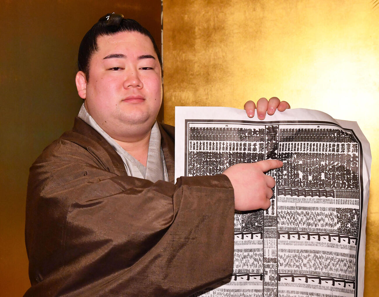 九州場所の番付表を手にする嵐富士（撮影・岩下翔太）