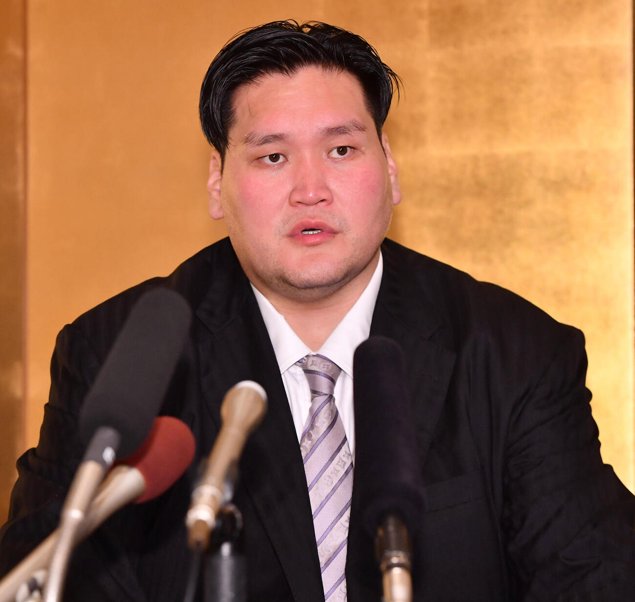 嵐富士の新入幕会見で話す伊勢ケ浜親方（元横綱照ノ富士）（撮影・岩下翔太）