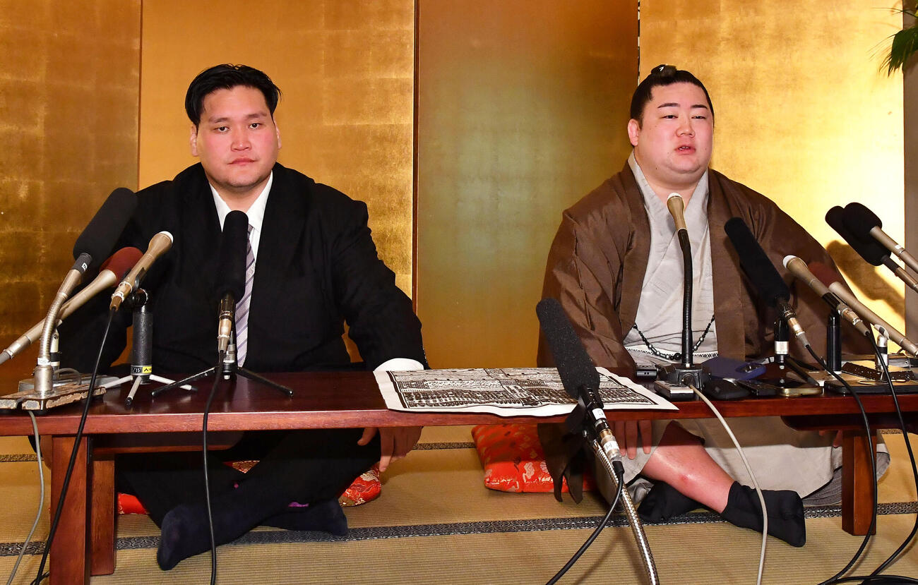新入幕会見を行った嵐富士（右）。左は伊勢ケ浜親方（元横綱照ノ富士）（撮影・岩下翔太）