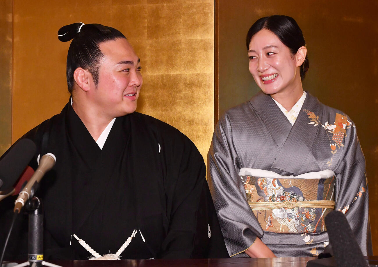 笑顔で結婚会見を行う炎鵬（左）と美希夫人（撮影・岩下翔太）