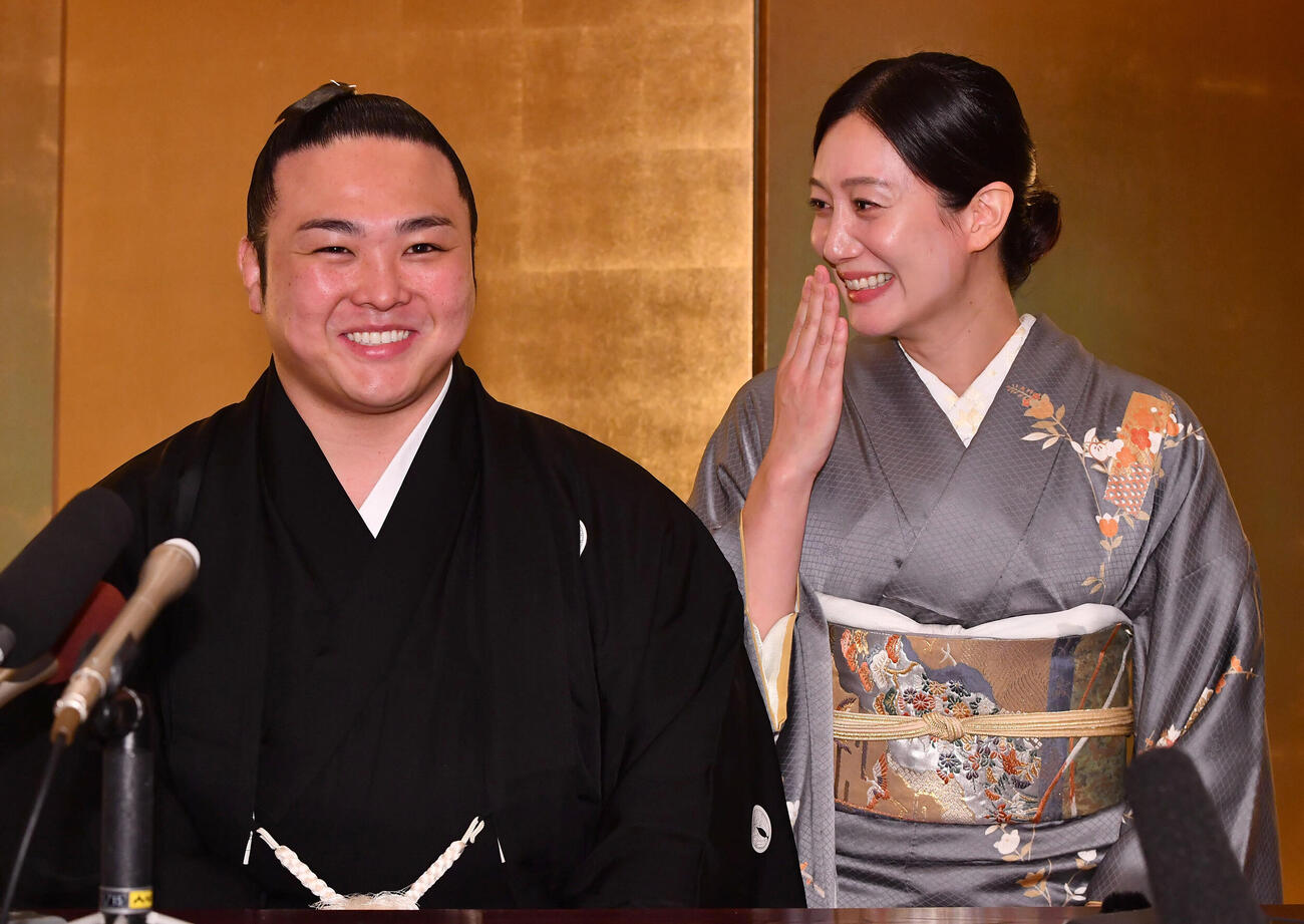 笑顔で結婚会見を行う炎鵬（左）と美希夫人（撮影・岩下翔太）