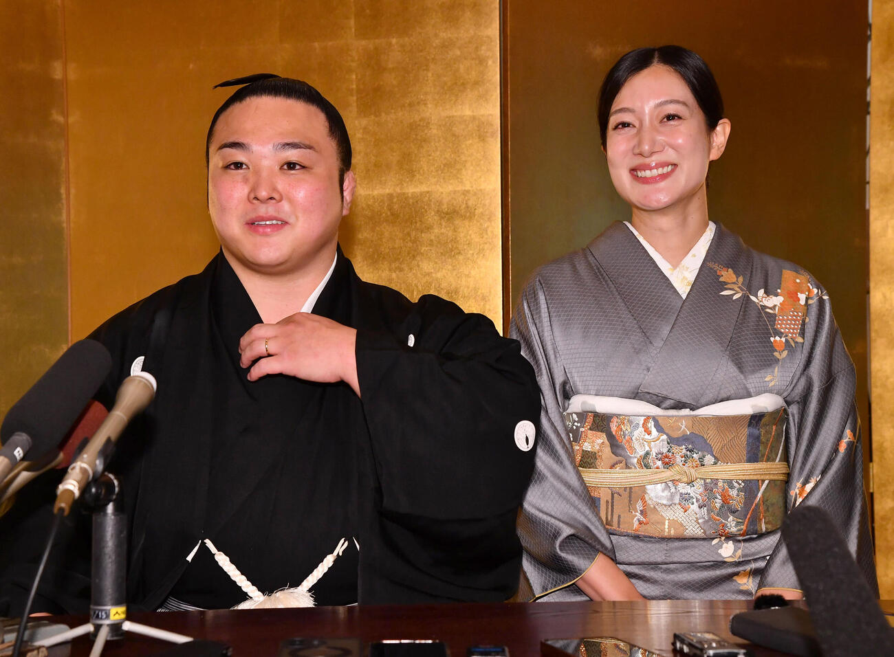笑顔で結婚会見を行う炎鵬（左）と美希夫人（撮影・岩下翔太）