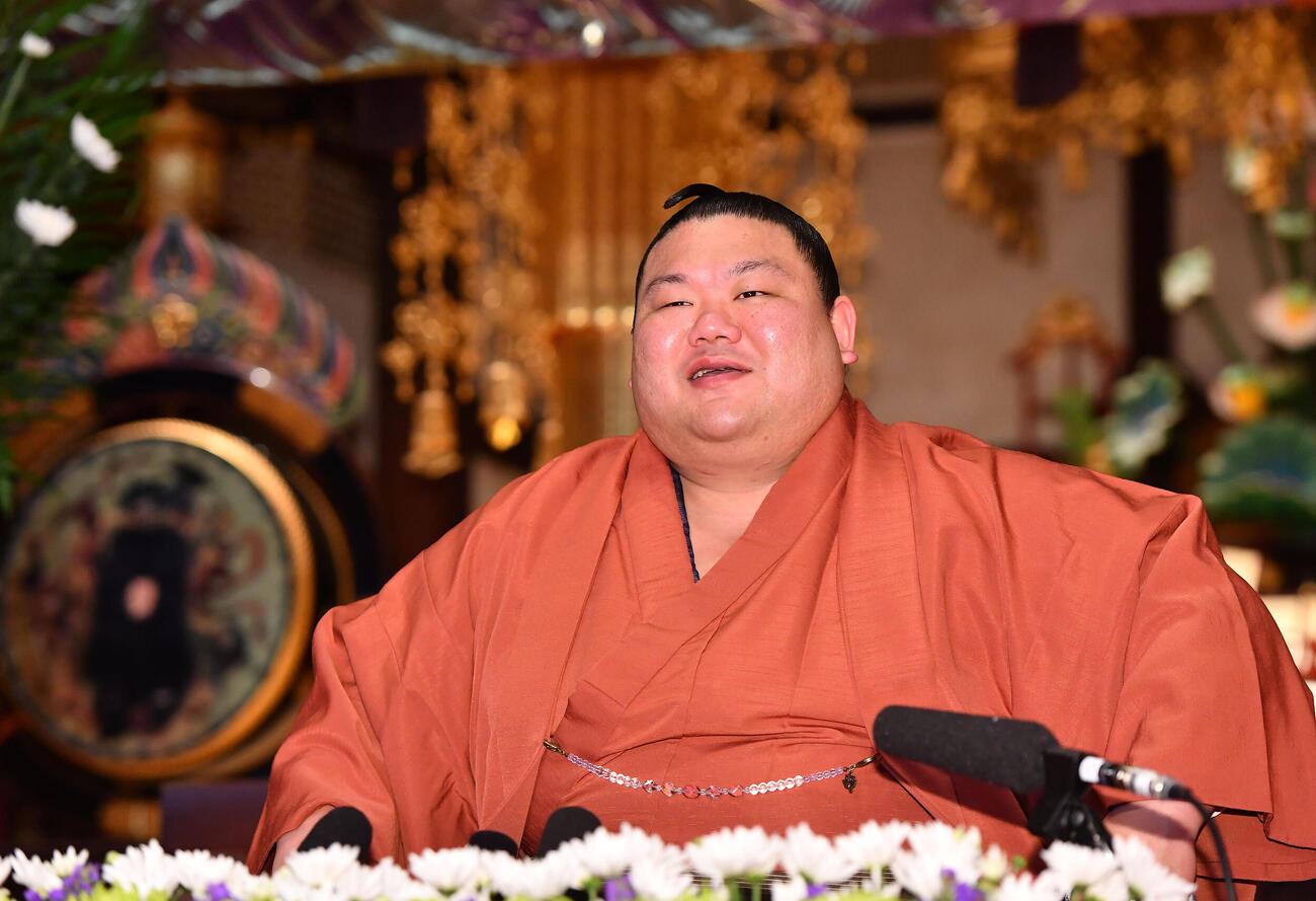 笑顔で会見を行う美ノ海（撮影・岩下翔太）
