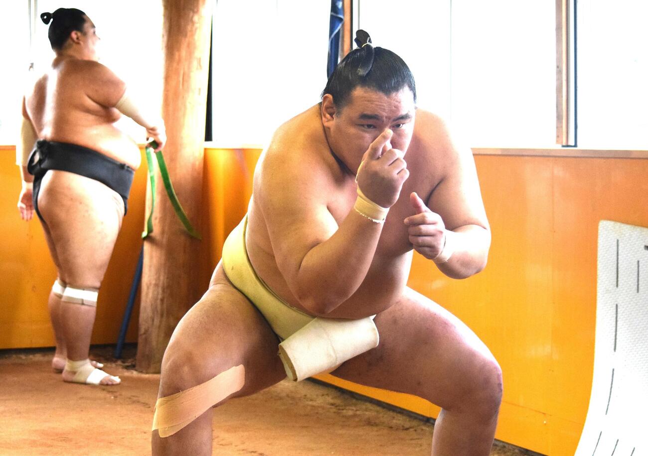 朝稽古で調整する豊昇龍