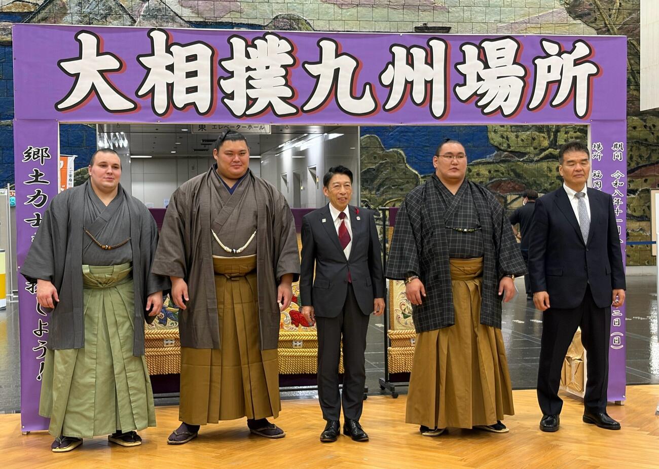 福岡県庁を表敬訪問した、右から片男波親方、豊昇龍、ひとり空けて大の里、安青錦。中央は服部福岡県知事。