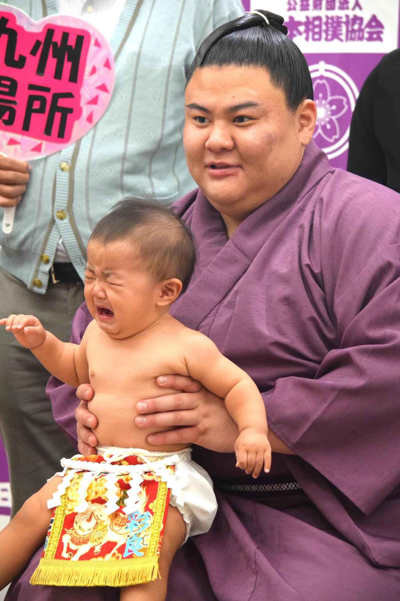 赤ちゃん抱っこ撮影会のイベントに参加した義ノ富士