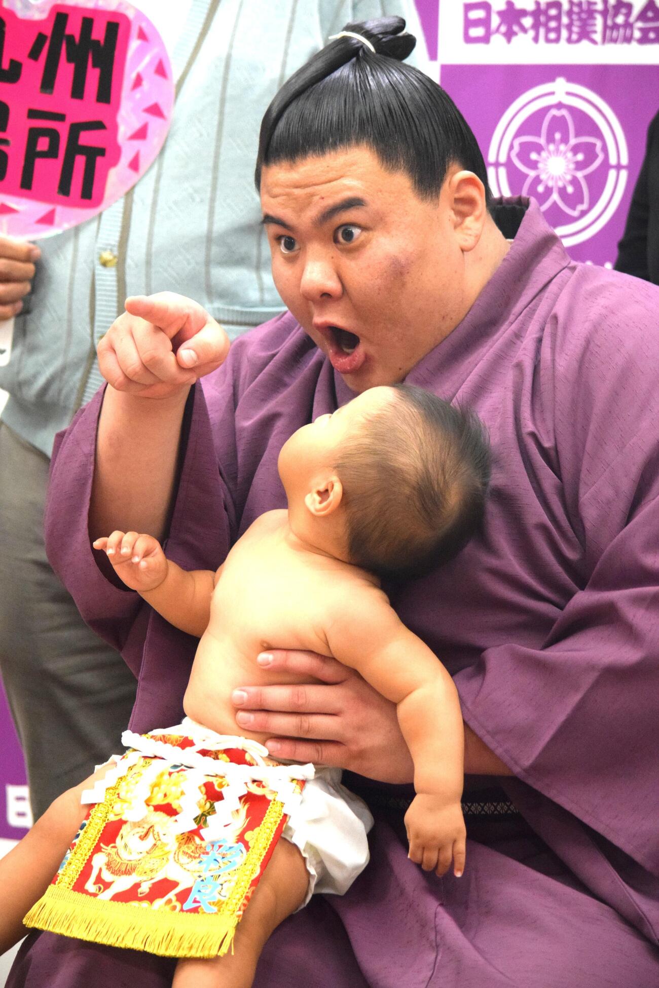赤ちゃん抱っこ撮影会のイベントに参加した義ノ富士