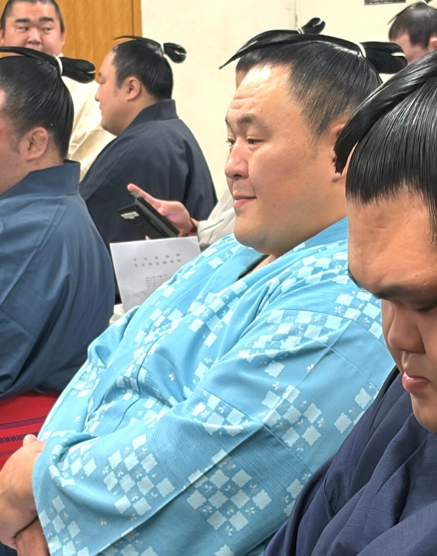 力士会に参加する玉鷲