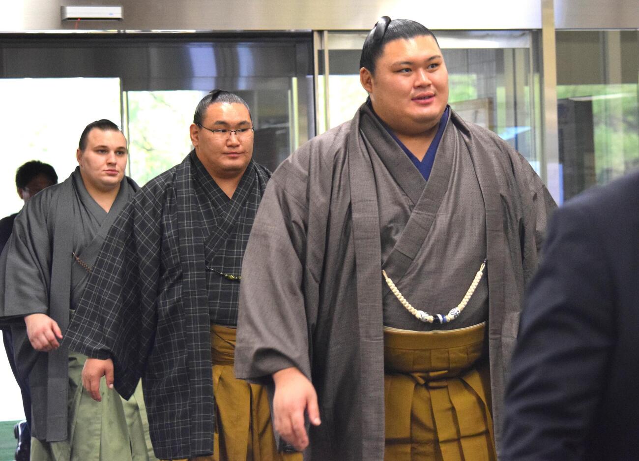 福岡県庁に表敬訪問する、右から大の里、豊昇龍、安青錦