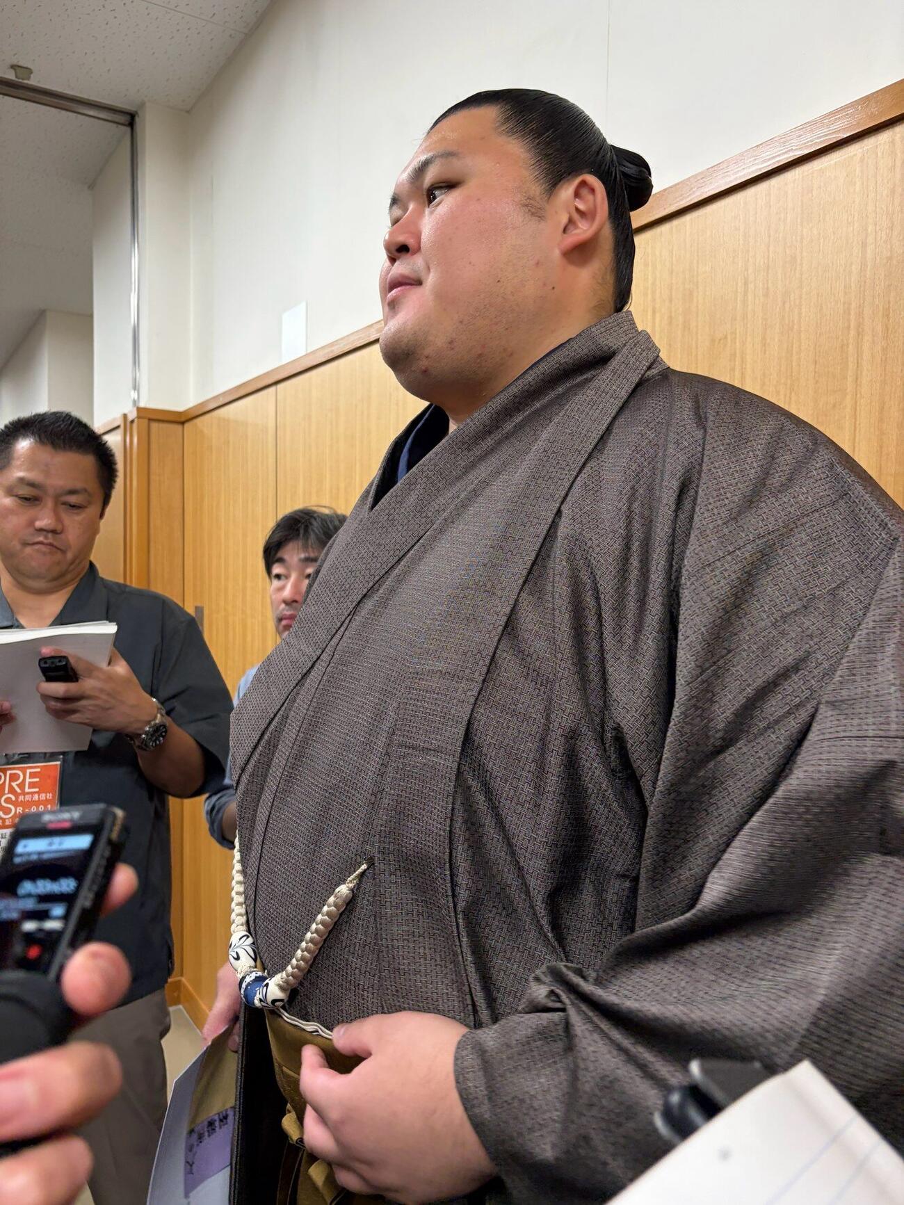 力士会で報道陣の質問に答える大の里