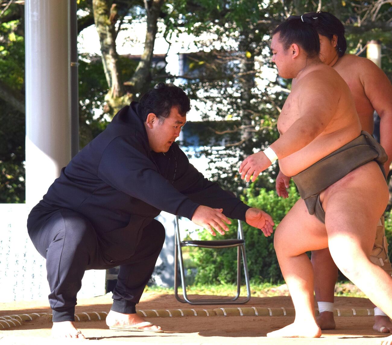 朝稽古で弟子に指導する秀ノ山親方