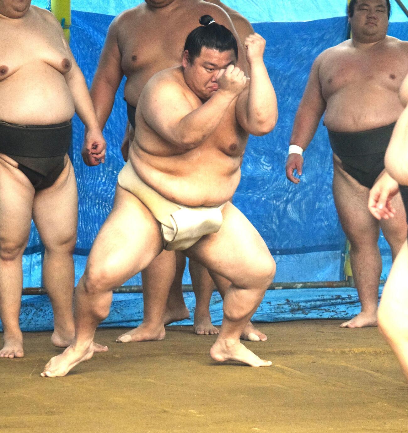 朝稽古をする美ノ海