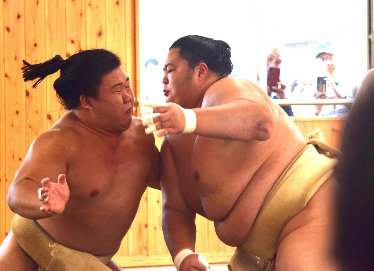 藤ノ川（左）と申し合い稽古をする琴桜
