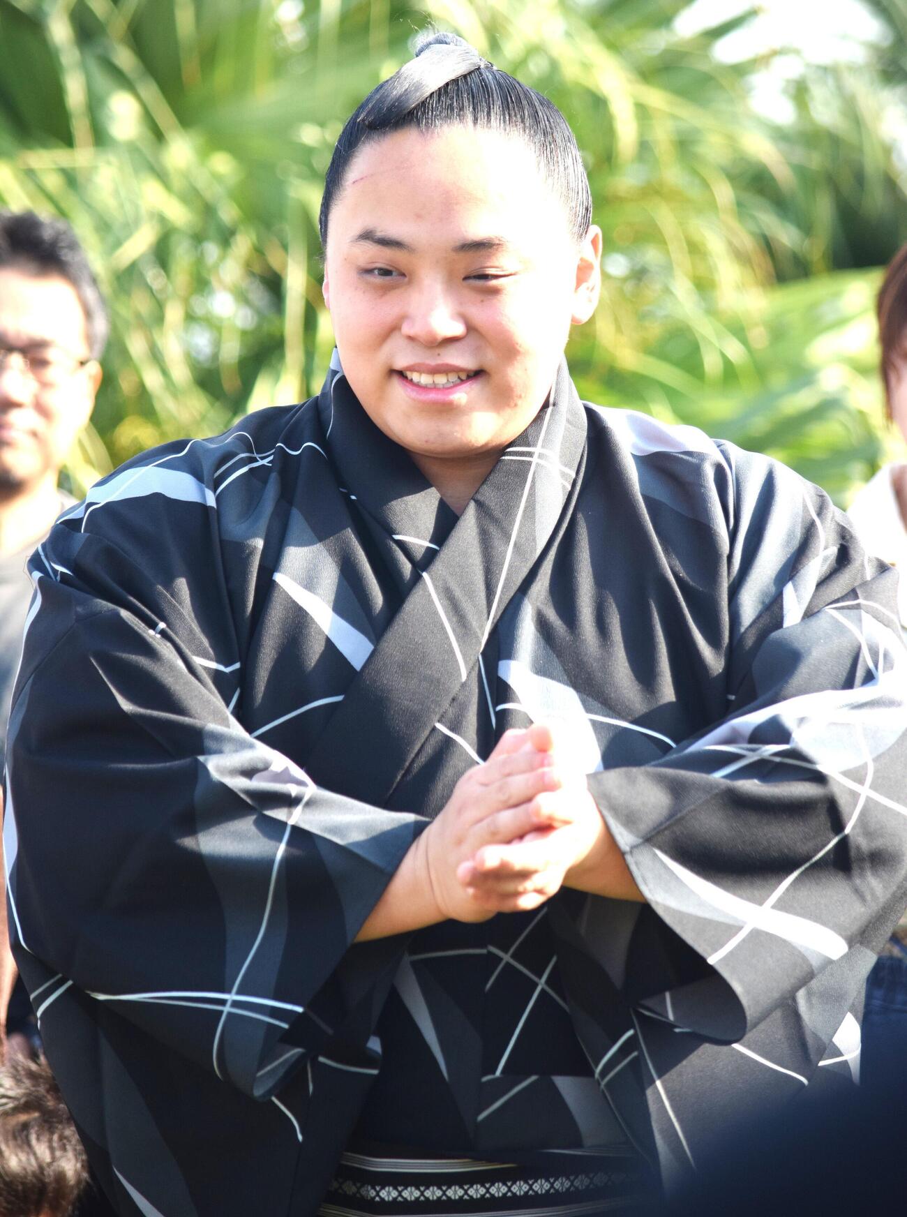 ちびっ子相撲で笑顔を見せる琴栄峰