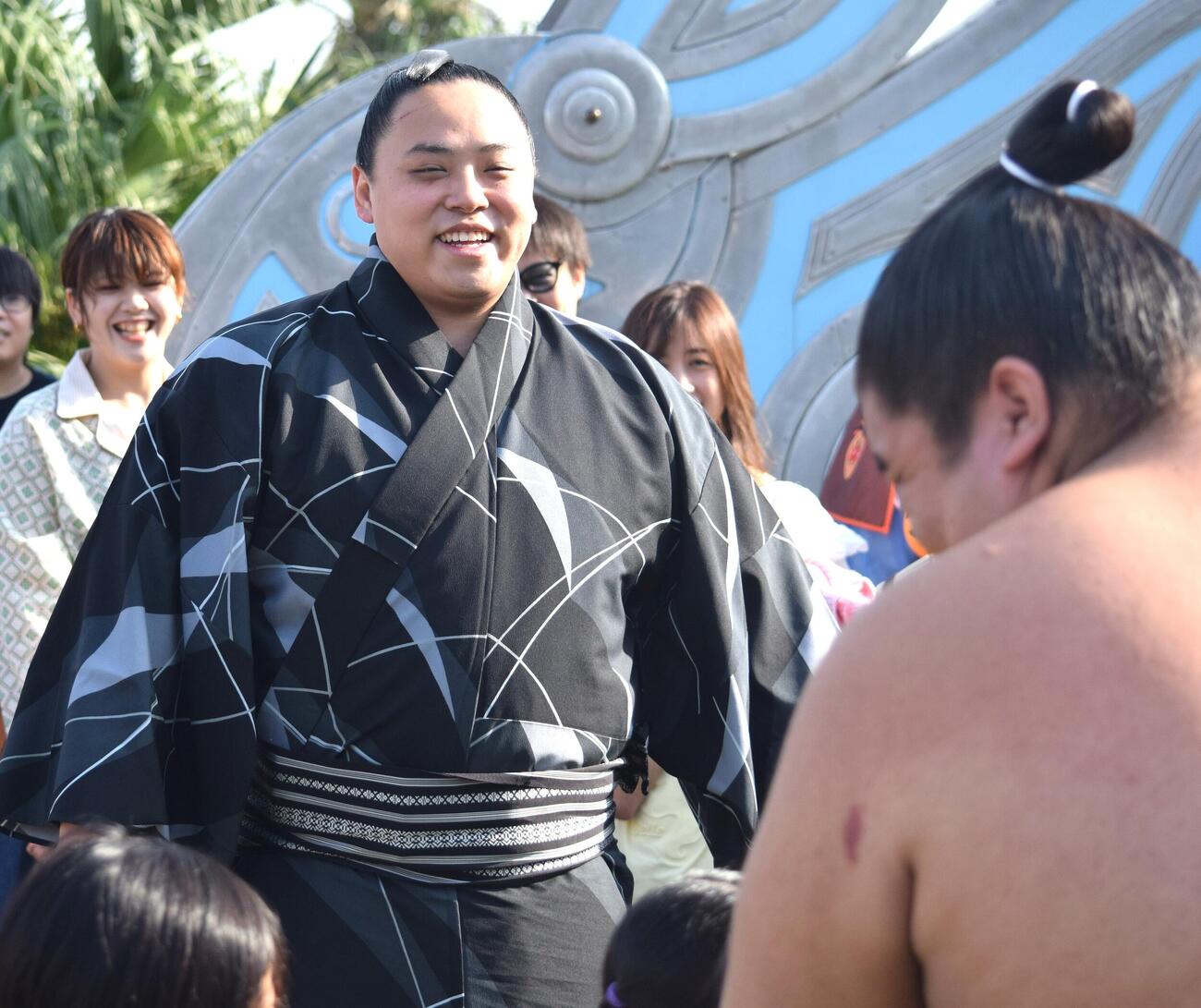 ちびっ子相撲で笑顔を見せる琴栄峰