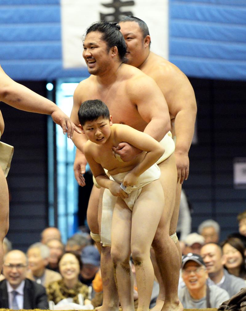 石浦ヒヤリ 子ども振り回して土俵に落とした 大相撲 日刊スポーツ