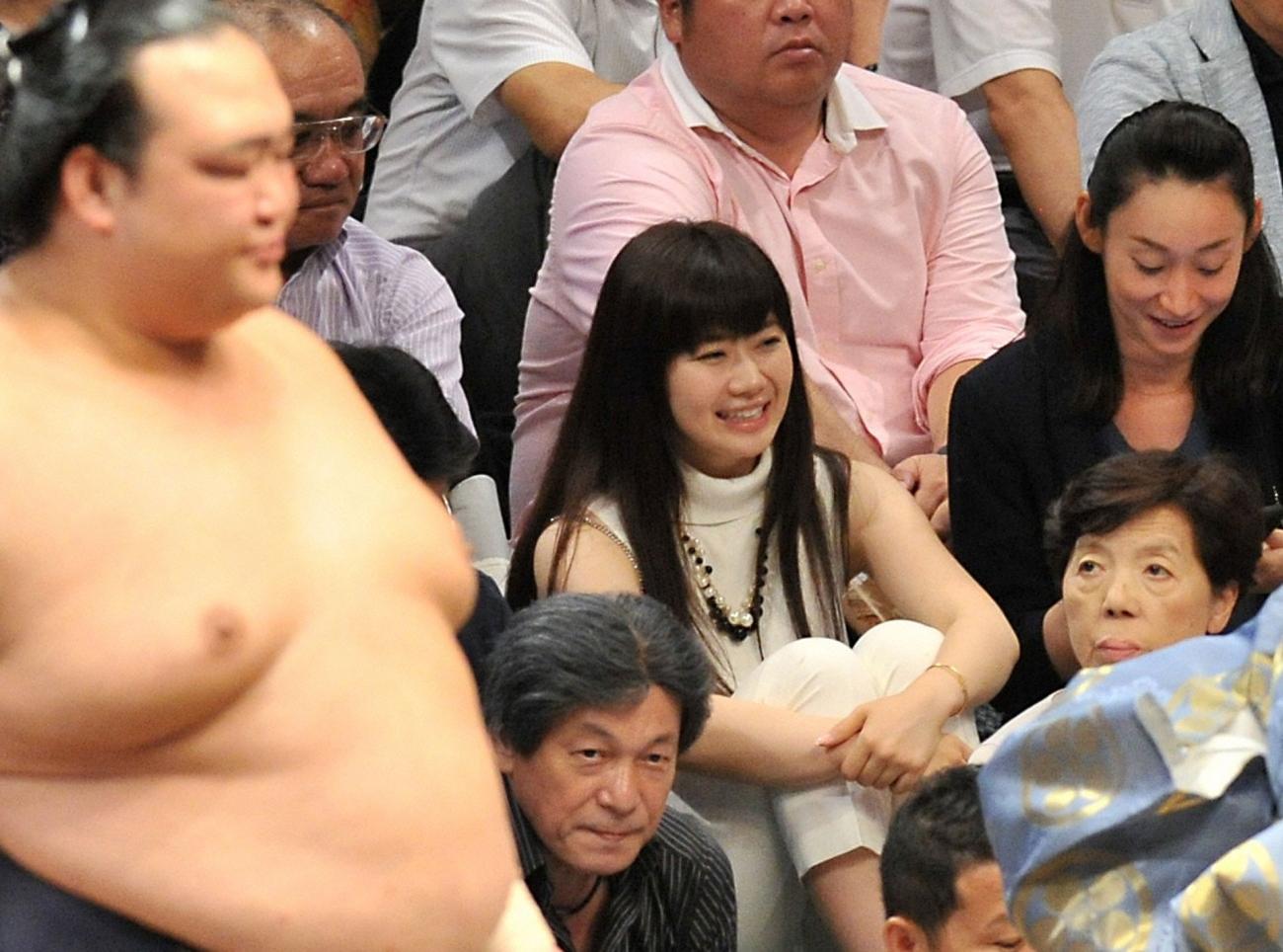 福原愛が砂かぶりで相撲観戦 迫力ありました 大相撲 日刊スポーツ