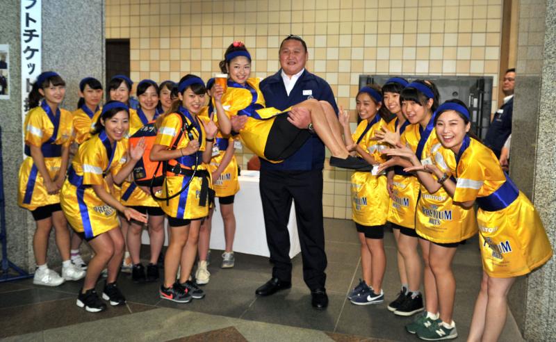 元旭天鵬がビール売り子制服一新のPRに一役 - 大相撲 : 日刊スポーツ