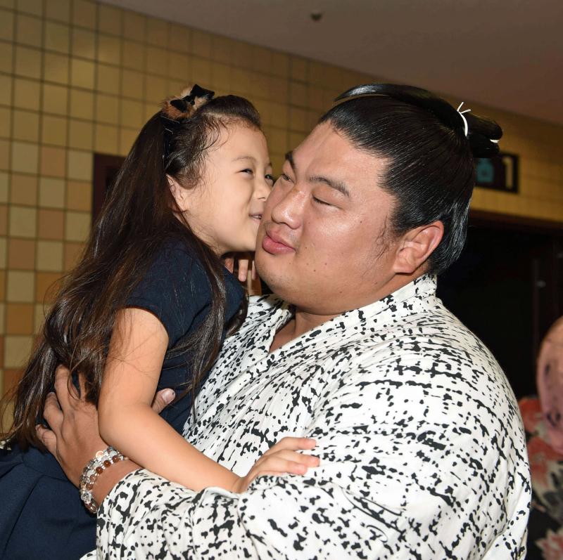 嘉風、妻子が見守る前で白鵬に10度目挑戦で初金星 - 大相撲 : 日刊スポーツ